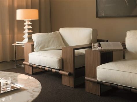 Sofá con chaiselongue de estilo moderno que combina dos tapizados, uno liso y otro con motivos florales. Muebles modernos para salas de estar - diseños con estilo