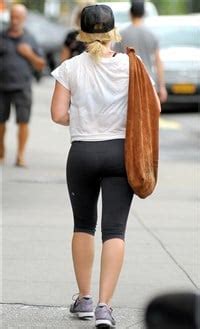 Hilary Duff S Tight MILF Ass In Yoga Pants