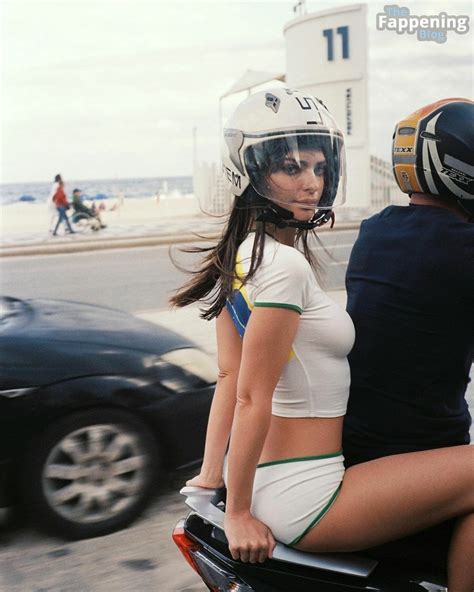Braless Emily Ratajkowski Shows Off Her Tits And Booty On A Scooter 6