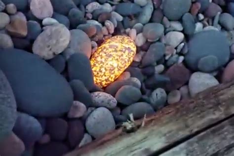 Michigan Man Discovers Glowing Rocks Called Yooperlites Video