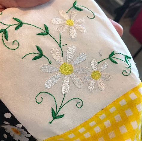 Daisy Flowers Embroidery Design | AnnTheGran.com | Daisy flower