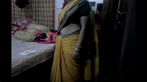 Desi Tamil Married Aunty Exposing Navel In Saree With
