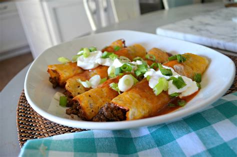 I usually make chicken or seafood enchiladas with a green or red sauce and i thought the ground beef would be a nice change. Keto Ground Beef Enchiladas