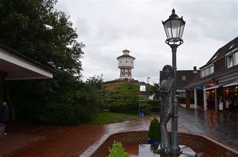 Aufgrund dieser verbundenheit hat die langeooger inselbevölkerung der sängerin auch ein denkmal wer die straße entlang schlendert, wird das haus namens sonnenhof jedoch nicht übersehen und kann es sich zumindest von außen betrachten. Langeoog Lale-Andersen-Denkmal - Medienwerkstatt-Wissen ...