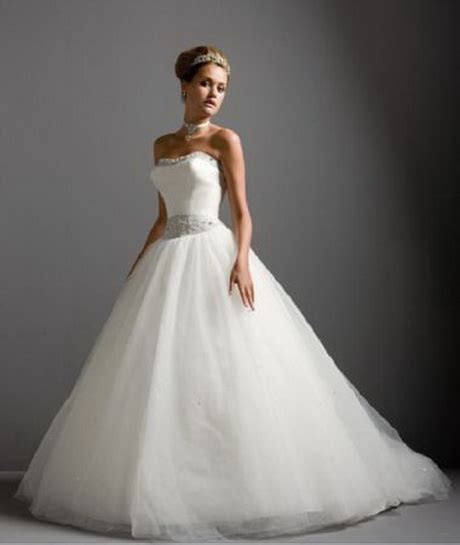 Attraverso la presentazione di questi 35 abiti da sposa per donne basse ti illustreremo i migliori consigli per dar risalto alla tua fisicità, non lasciarteli sfuggire! Abiti da sposa per donne basse