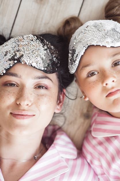 Madre E Hija Durmiendo Foto Premium