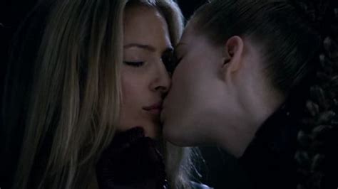 tabrett bethell and laura brent lesbian kiss by lesmedia via flickr lesbians kissing lesbian