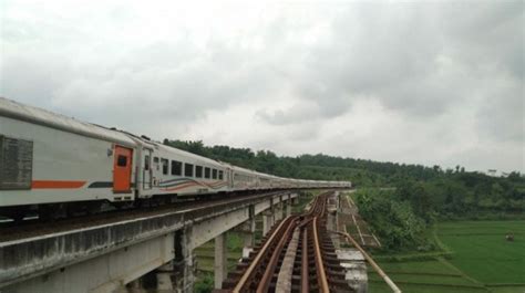 Lengkapnya objek wisata di brebes tidak terlepas dari luas wilayahnya yang mencapai 1.902 km persegi dan letak geografisnya yang membentang dari tengah ke arah pinggir utara pulau jawa. Jembatan Rel Kereta Api Aman Dilewati, Perjalanan KA di ...