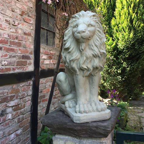 Eisen tiere für den garten. Eine Löwen Skulptur als majestätische Eingangs - Dekoration.