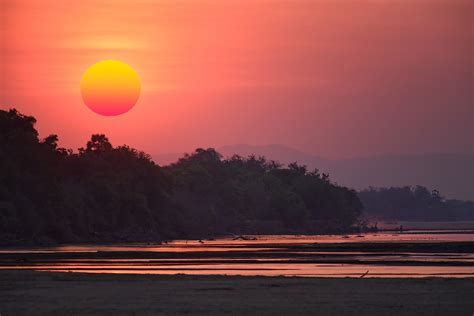 A Sunset On The Banks Of The Luangwa River Foto And Bild Africa