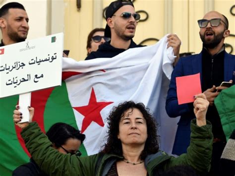 A Tunis Aussi On Manifeste Contre Le 5e Mandat De Bouteflika Challenges