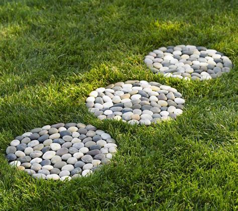 18 Amazing Stepping Stone Ideas For Your Garden