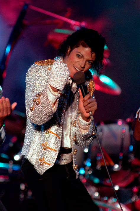 Another Man Sues Michael Jackson Estate For Sexual Molestation Report New York Daily News