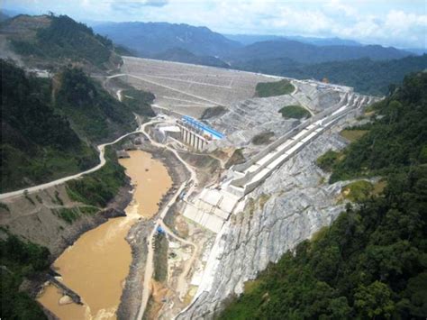 Empangan hidroelektrik terbesar di malaysia terletak di sarawak iaitu empangan bakun. Lyickherry: Empangan Bakun