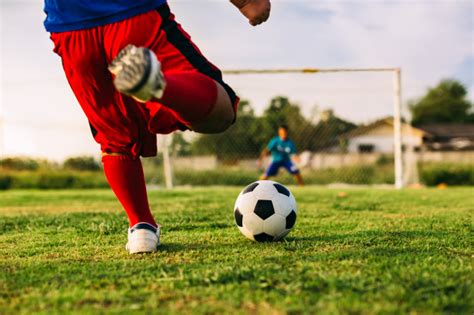 Escaleras atléticas, juego de salón de la escuela, baloncesto y área de fútbol ilustración vectorial. Una imagen del deporte de acción del niño jugando fútbol soccer para hacer ejercicio en la ...