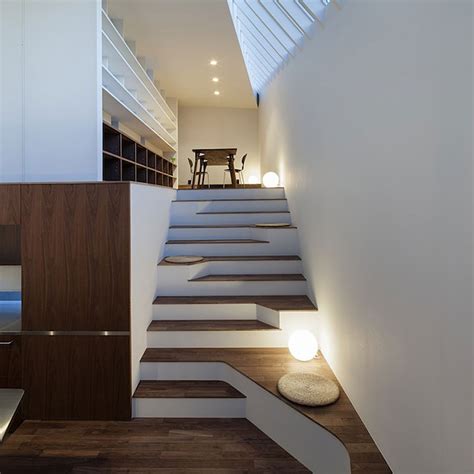 Asymmetric Staircase Incorporates Sitting Areas Captivatist