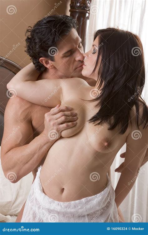 Het Houden Van Van Jong Naakt Erotisch Sensueel Paar In Bed Stock Foto
