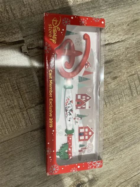 Disney Store Cast Member Exclusive Holiday Key 2019 New In Package 120