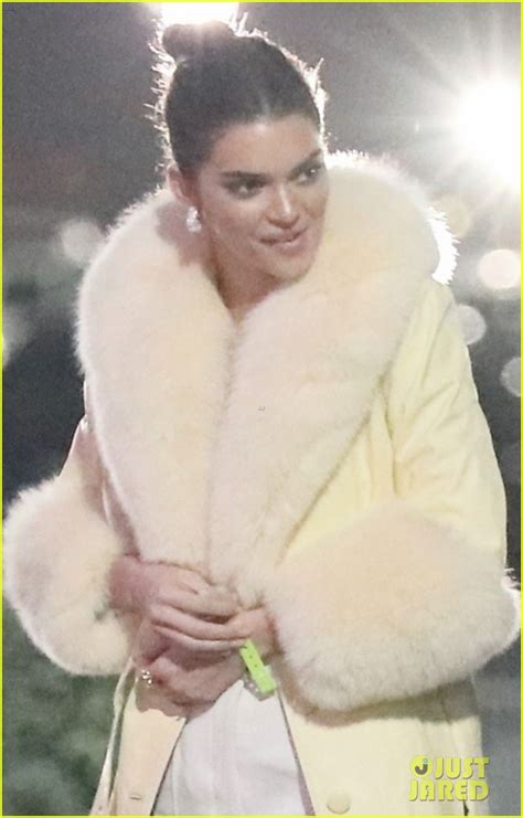 Full Sized Photo Of Kendall Jenner Bundles Up For Fleetwood Mac Concert 04 Photo 4198914