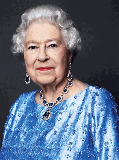 Buckingham reedita foto da Rainha Elizabeth II com colar de safiras