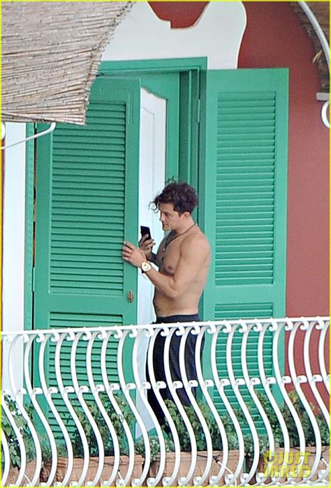 Orlando Bloom Goes Shirtless Puts His Muscles On Display Photo