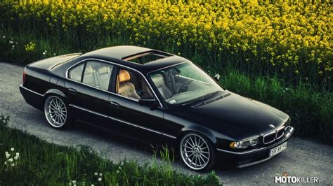 The trunk space was a generous 500 l and that's only one of the reasons that made it an ideal car for long family trips. BMW E38