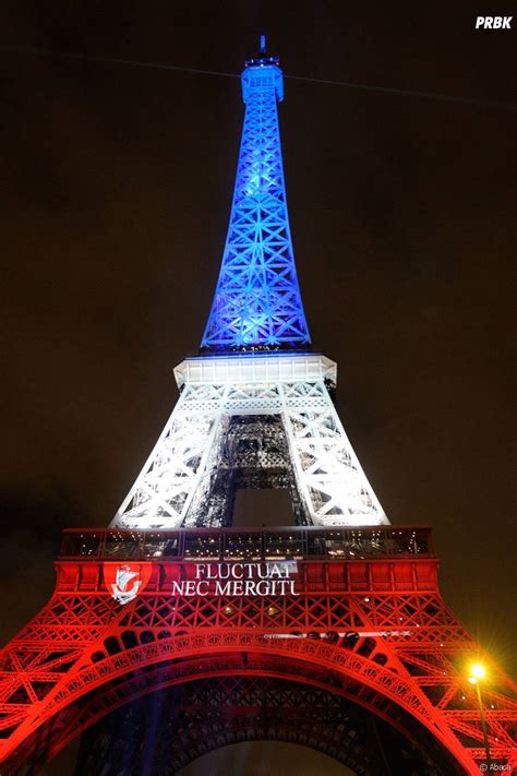 La Tour Eiffel Illuminée En Bleu Blanc Rouge Et La Devise De Paris