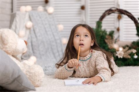 Linda Chica Escribiendo Una Carta A Santa Claus En Casa Foto Premium