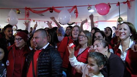 El llanto desconsolado del migrante y el gesto de la voluntaria con él han dado la vuelta al mundo. Cruz Roja Ceuta celebra el Día del Voluntario