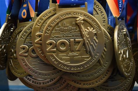 Full marathon is open to all participants age of 18 years and above. new-york-city-marathon-2017-medals-medaillen : Blog übers ...