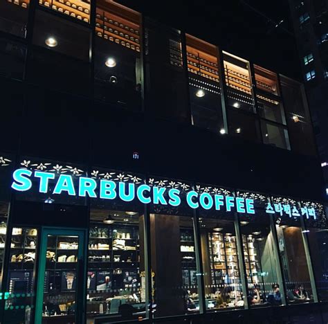 Starbucks Coffee 스타벅스커피☕️ 한글로 쓴 간판이 인상적인 종로1가의 스타벅스 광화문역 Flickr