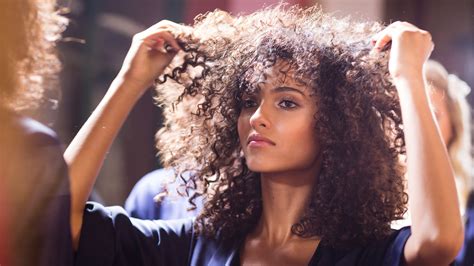 how to correctly use dry shampoo according to experts allure