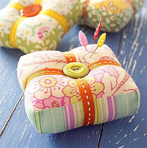 sew your own pincushion with these free patterns cadeaux couture projets de couture
