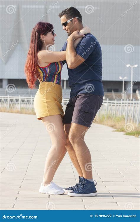 pareja bailando al atardecer salsa brasilera zouk amantes socios de baile girando concepto de