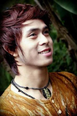Diam dan merenung merenungkan jalan yang kan membawaku pergi pergi tuk menjauh, menjauh darimu darimu yang mulai berhenti berhenti mencoba, mencoba bertahan bertahan untuk terus bersamaku. Biodata Cakra Khan + Lirik Lagu Harus Terpisah