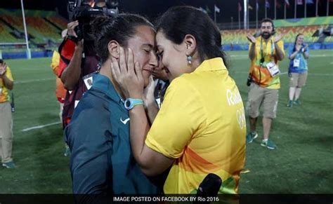 Olympic Women S Rugby Player Gets Engaged To Girlfriend On The Field