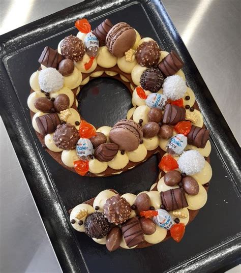 Crème mousseline vanille , compoté de framboises et framboises du jardin ! Number cake au chocolat - L'Atelier Pâtisseries et Cie