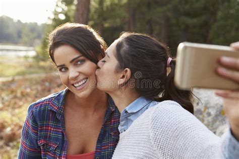 女同性恋的夫妇在乡下亲吻并且采取一selfie 库存照片 图片 包括有 碱性 连接数 查找 愉快 79033774