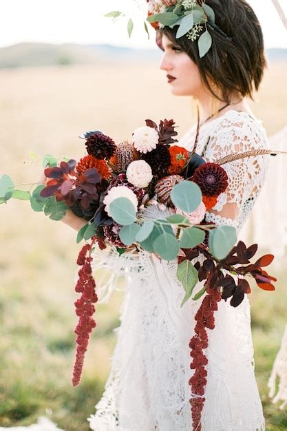 Novia Con Un Vestido De Mimbre Con Un Ramo De Flores En Las Manos