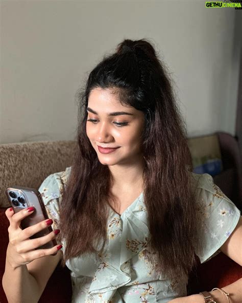 jasnya jayadeesh instagram posting some random dumb pics 😁 ️comment ur fav 😜 📸 neethu jayan2