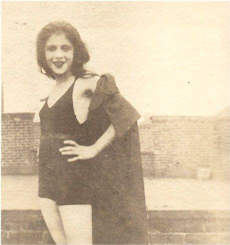 Fun Risque Antique FLAPPER PHOTO A 1920 S Gal Flashing Her Swimsuit