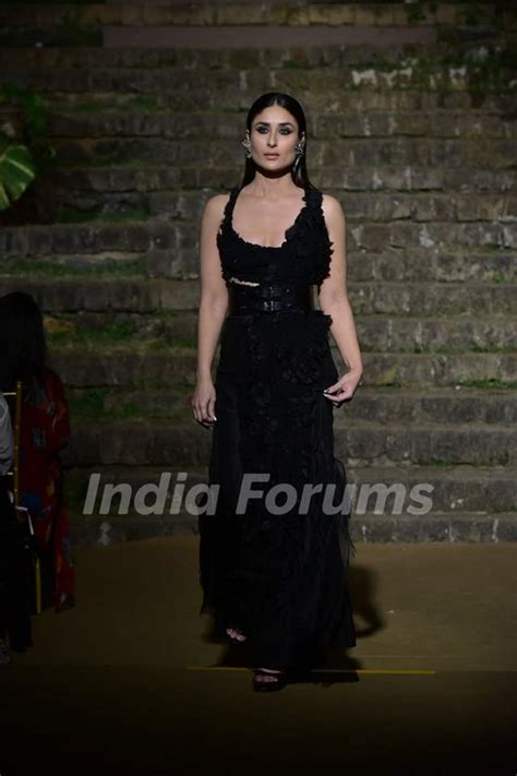 Kareena Kapoor Walks For Anamika Khanna Media