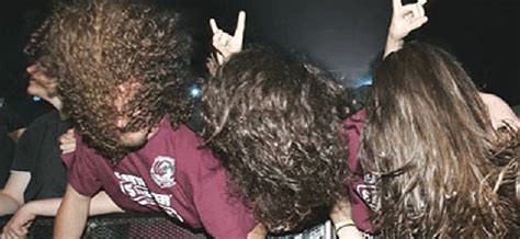 Headbanging Podczas Heavy Metalowego Koncertu Związanego Z Krwawieniem