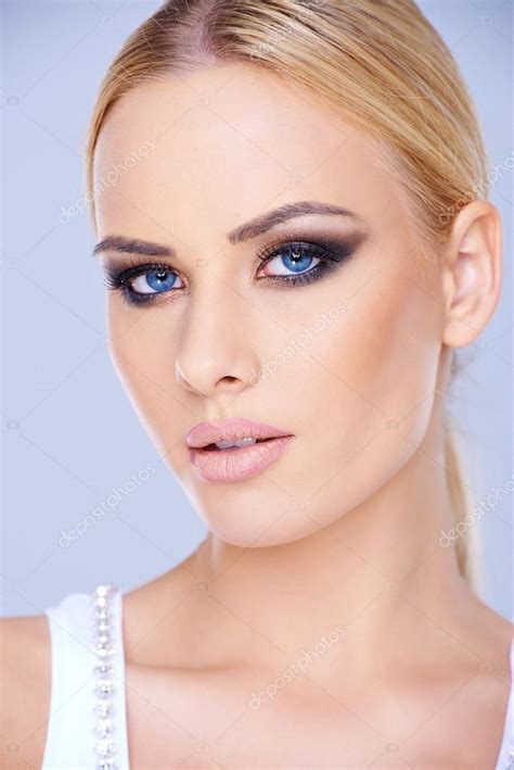 linda mulher de olhos azuis usando maquiagem — foto stock © dashek 41023943