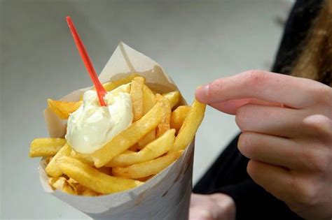 Patatbakkers we willen patat in een bakje en niet in een puntzak