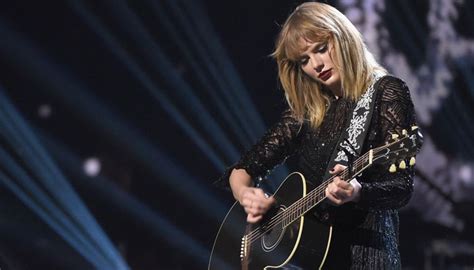 Taylor Swifts Live Show In Paris Enthralls Audience Watch Music Video