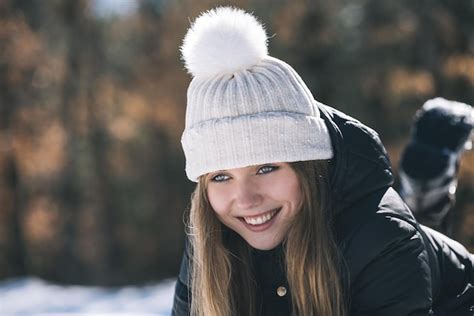 Retrato Jovem Mulher Bonita No Inverno Na Neve Foto Grátis