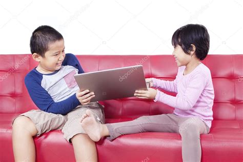 ⬇ descargar vectores niños peleando de un banco de imágenes grande. Dos niños peleando por un portátil: fotografía de stock ...