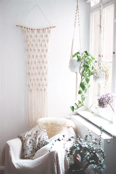 Learn how to make a simple yet beautiful modern triangle macrame wall hanging! Interior: Super Easy DIY Macrame Wall Hanging Tutorial ...