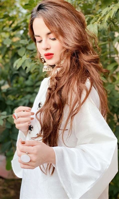 The young model recently did a photo shoot wearing a traditional white dress while her hands were adorned with mehendi. Komal Meer in 2020 | Lovely girl image, Asian bridal ...